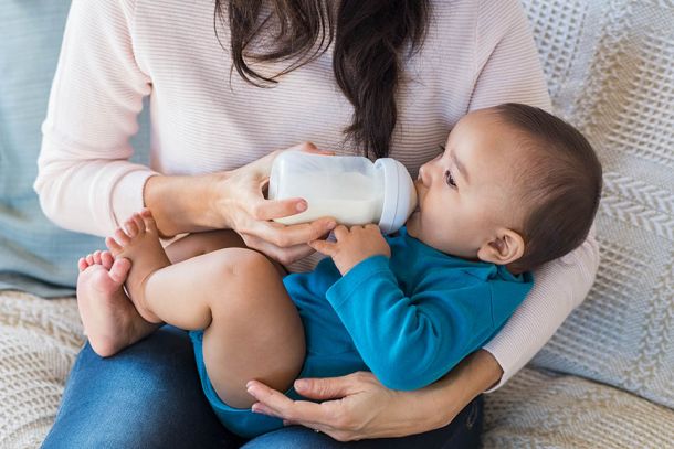 How much should a newborn store bottle feed